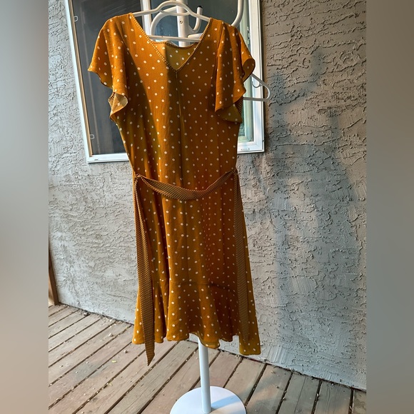Beautiful yellow and white dress from DeVia Collection, size is medium - Picture 3 of 7